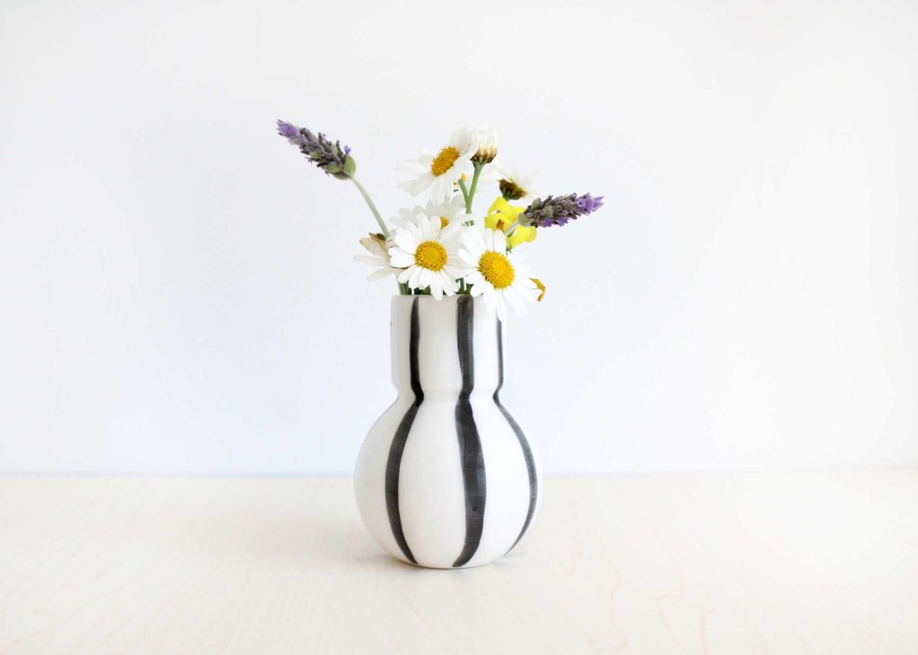 Jarrón de cerámica artesanal en blanco y negro Noe Marín Estudio