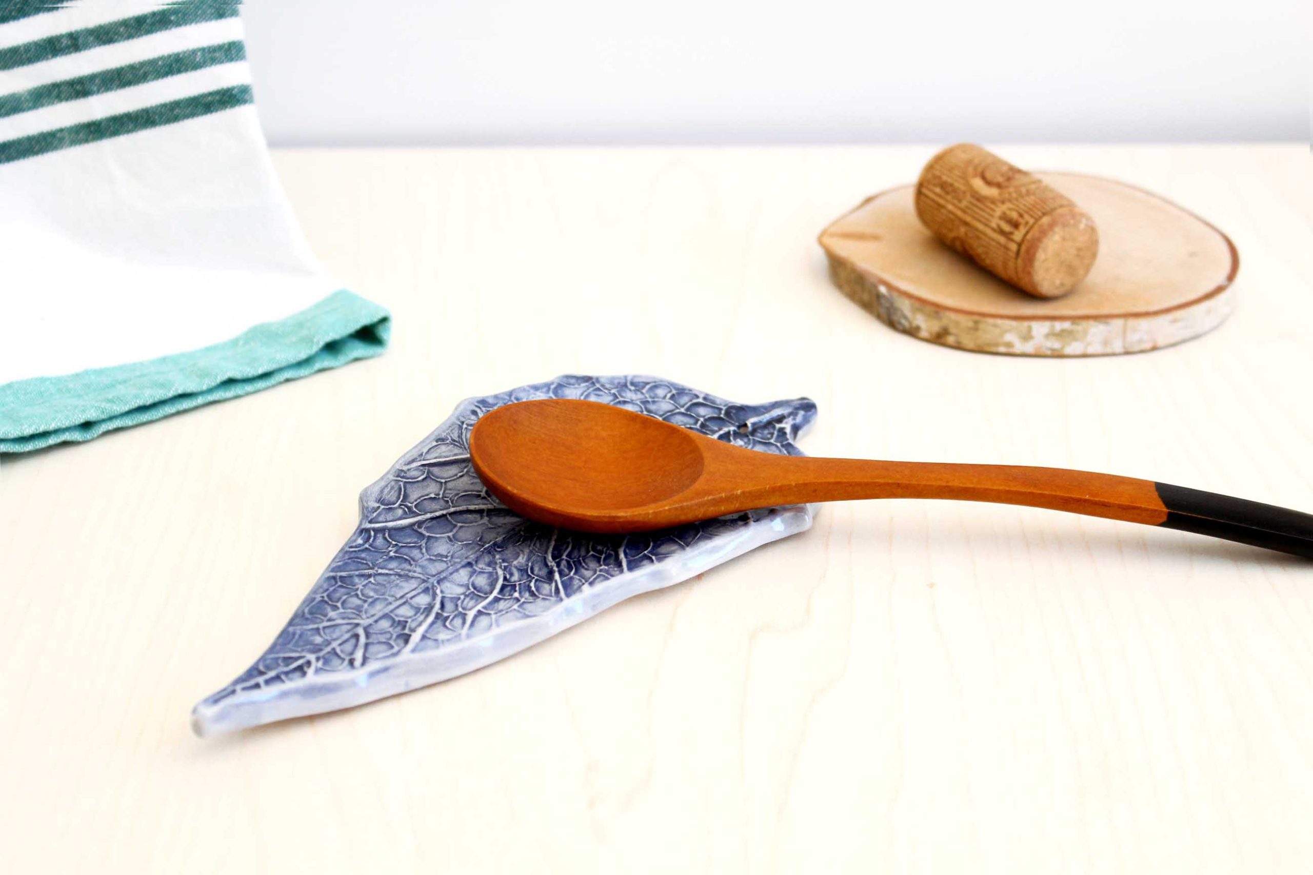 Reposa cucharas de cerámica azul