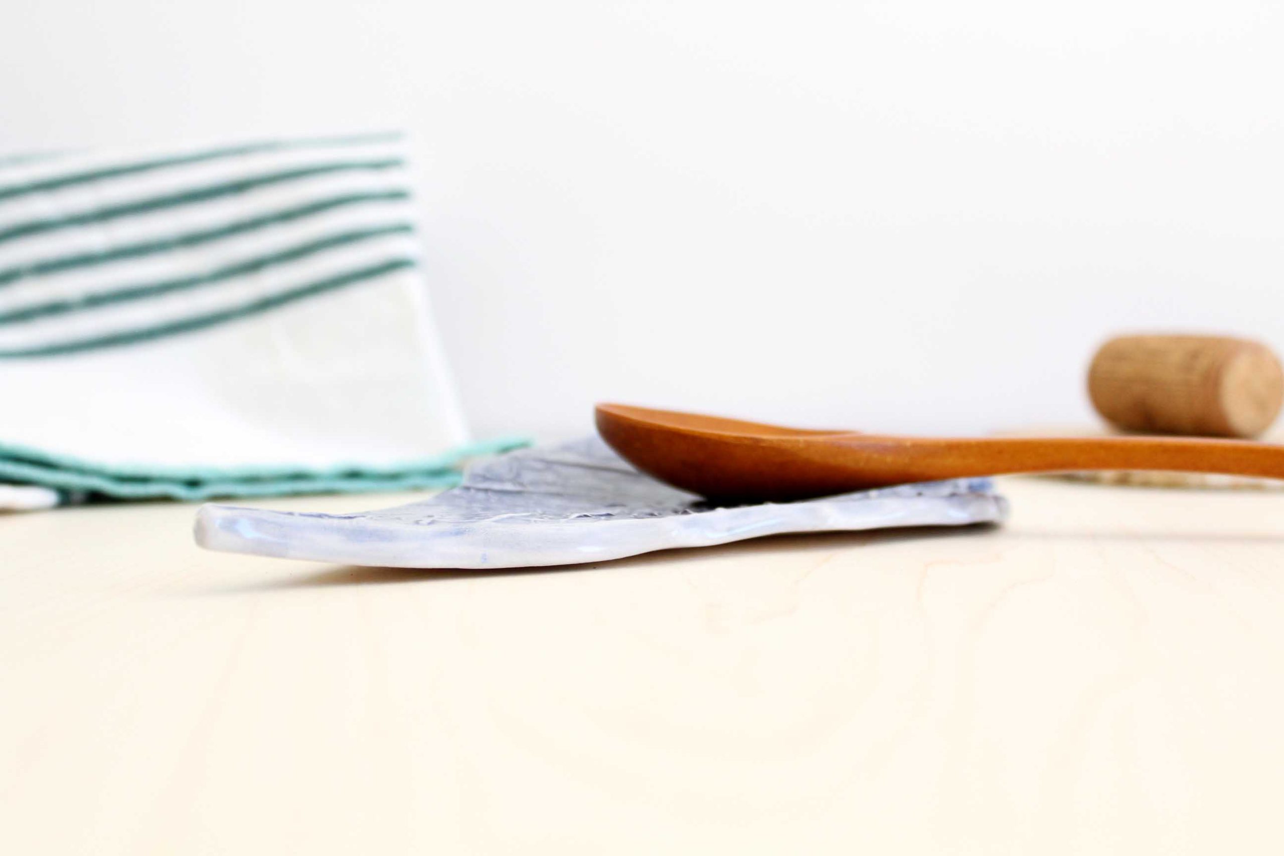 Reposa cucharas de cerámica azul