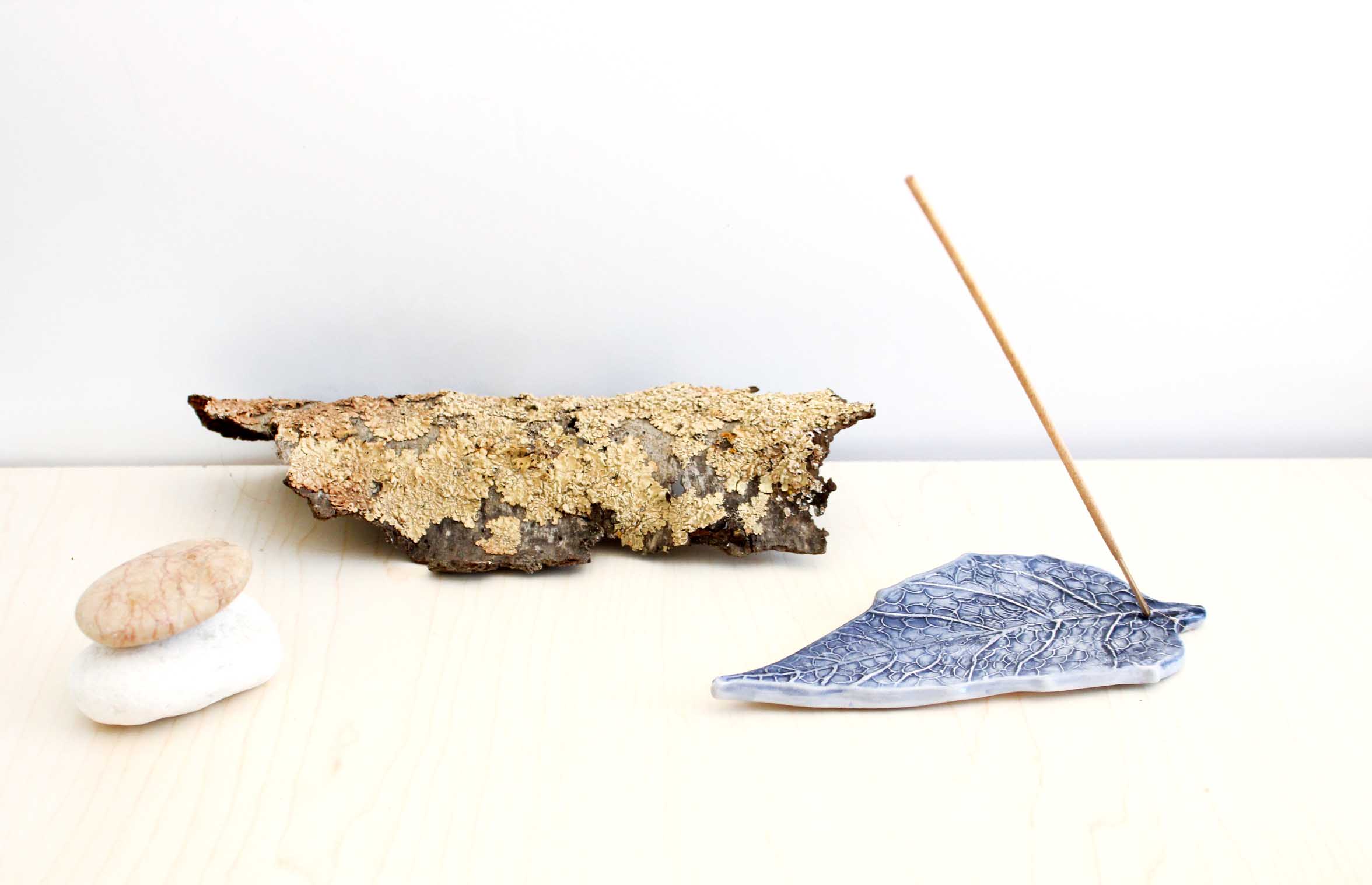 Porta inciensos de cerámica esmaltada con forma de hoja