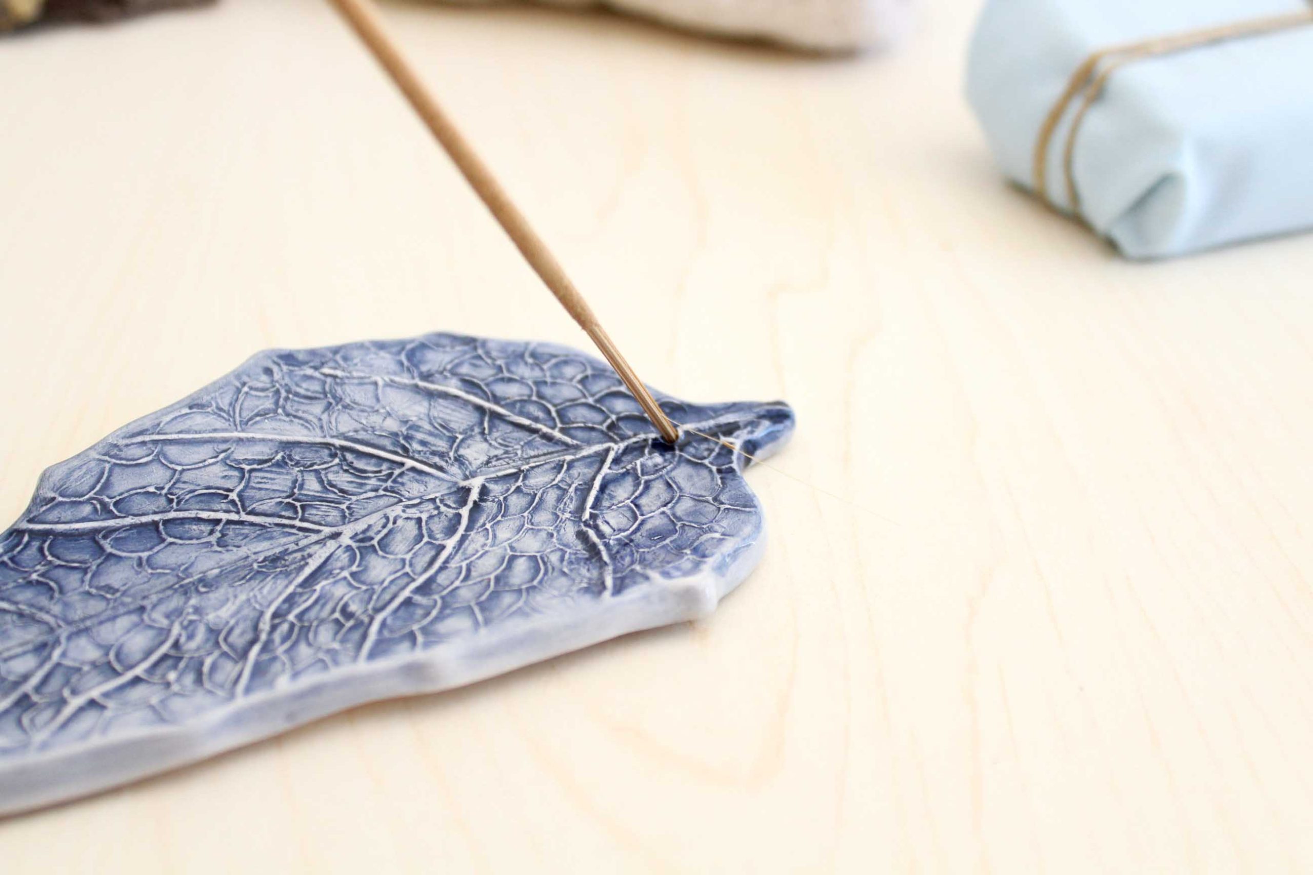 Porta inciensos de cerámica esmaltada con forma de hoja