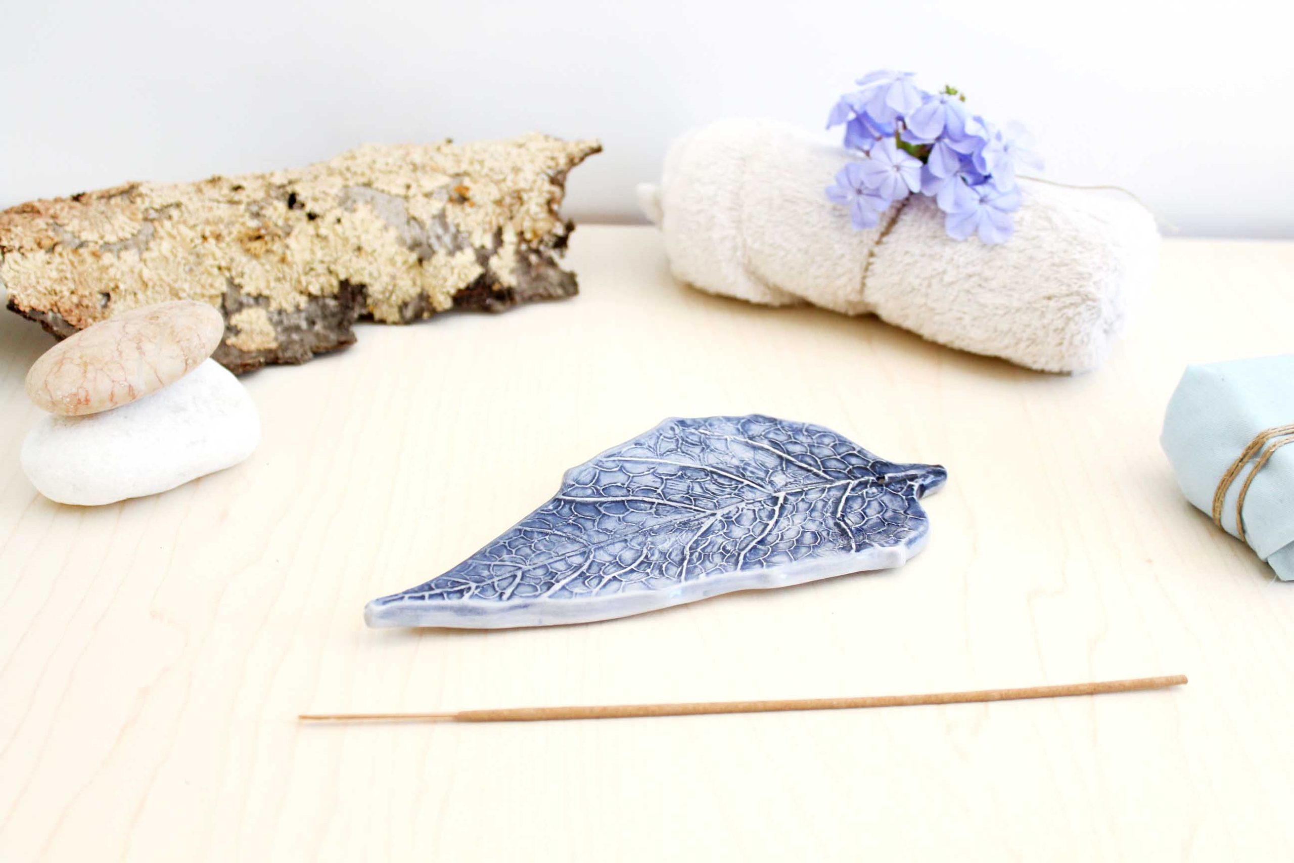 Porta inciensos de cerámica esmaltada con forma de hoja