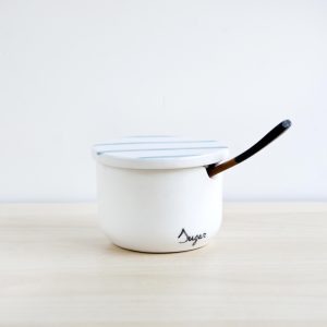 Azucarero de cerámica azul y blanco con tapa y cuchara
