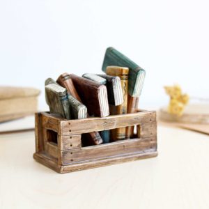 Cajón de libros en miniatura de cerámica hecha a mano