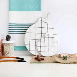 Bandejas o tablas de servir de cerámica con lineas blanca y negra