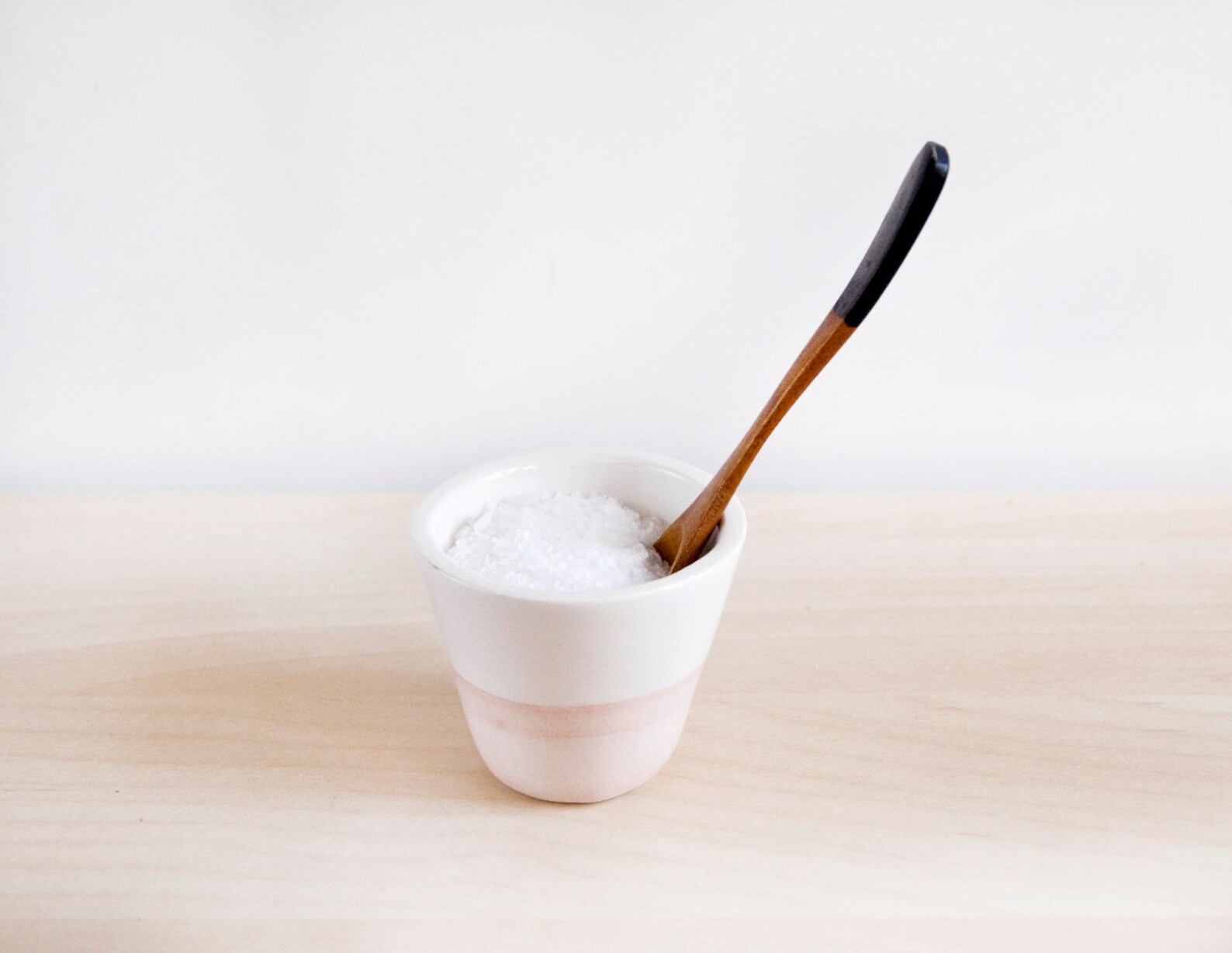 Salero rosa y blanco de cerámica hecha a mano