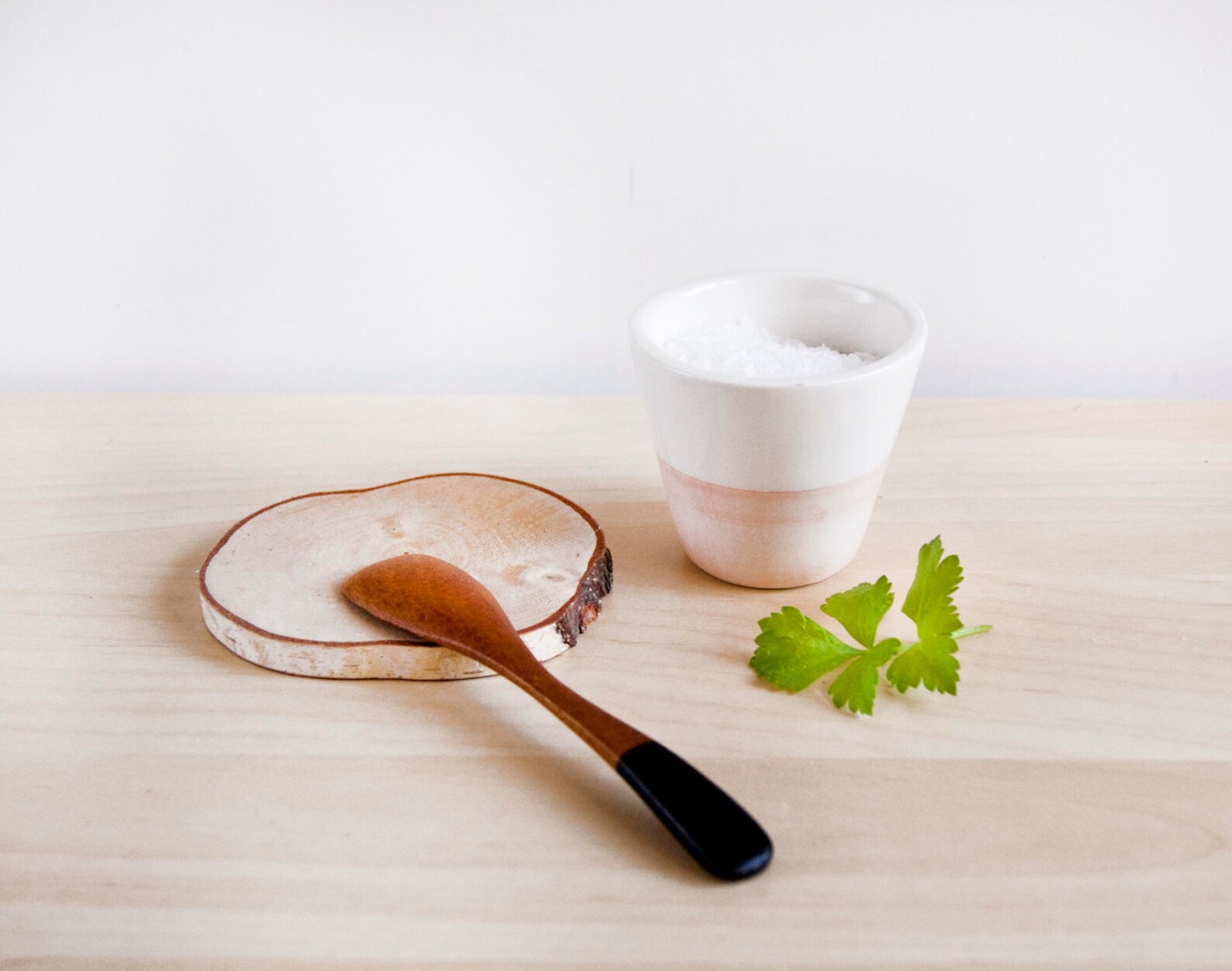 Salero rosa y blanco de cerámica hecha a mano