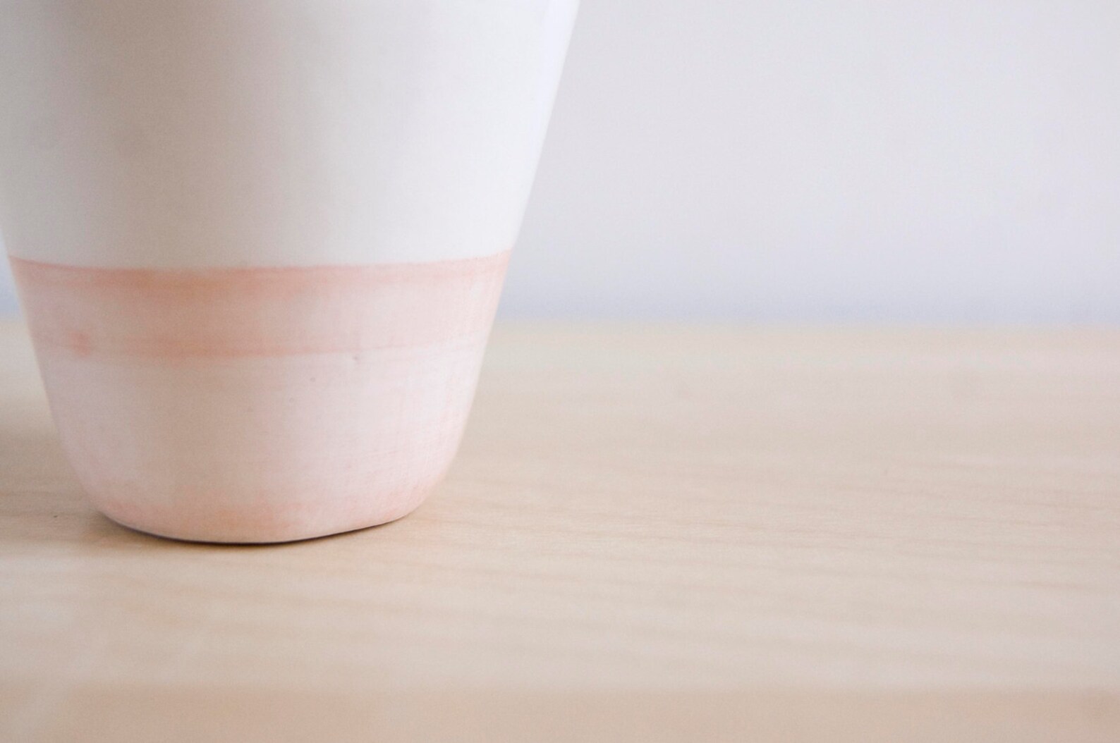 Salero rosa y blanco de cerámica hecha a mano