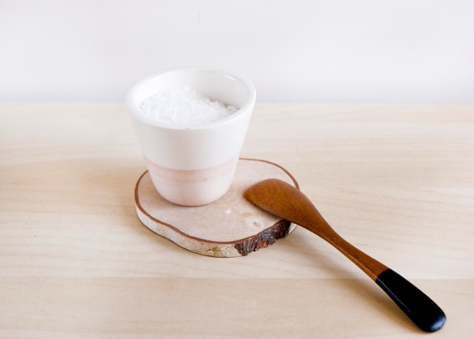 Salero rosa y blanco de cerámica hecha a mano