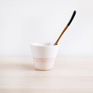 Salero rosa y blanco de cerámica hecha a mano