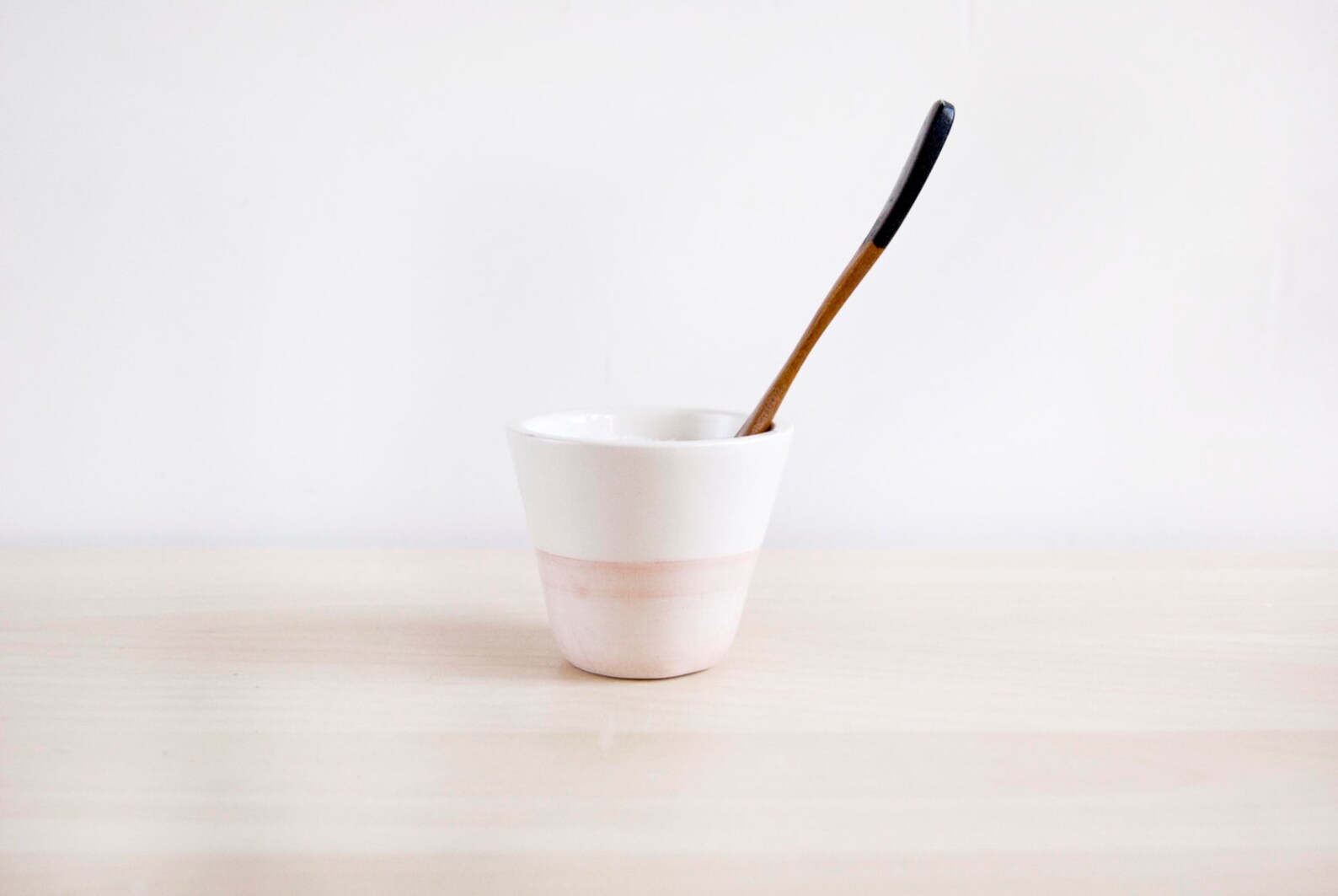 Salero rosa y blanco de cerámica hecha a mano