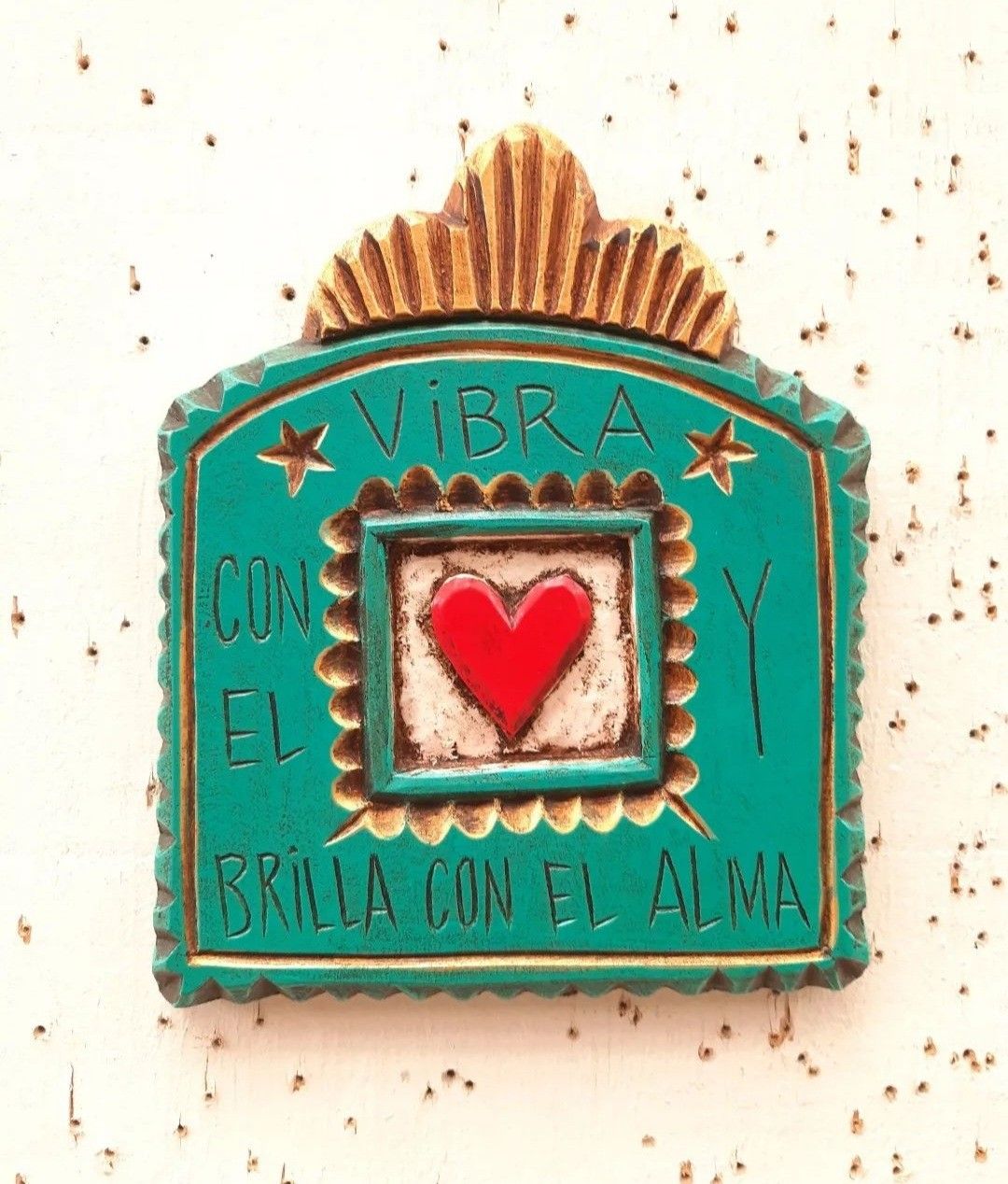 Veremos cómo transformar una lámina plana de barro en un objeto con volumen. Aprenderás a cortar, unir y añadir para que la estructura sea sólida y no se quiebre en el secado o el horno.