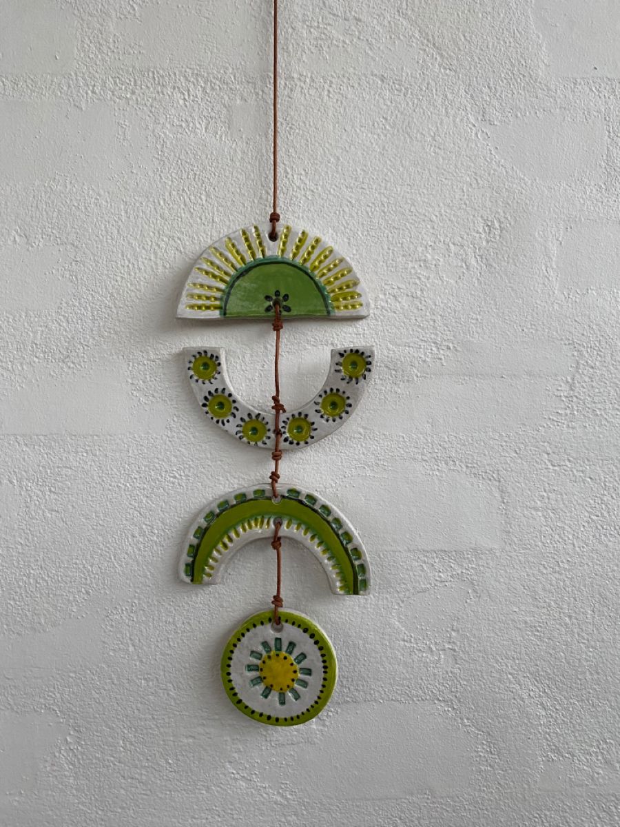 Aprenderás a aplicar color en crudo. Te enseñaré cómo se comporta el pigmento sobre el barro húmedo para que tu pieza quede fetén.