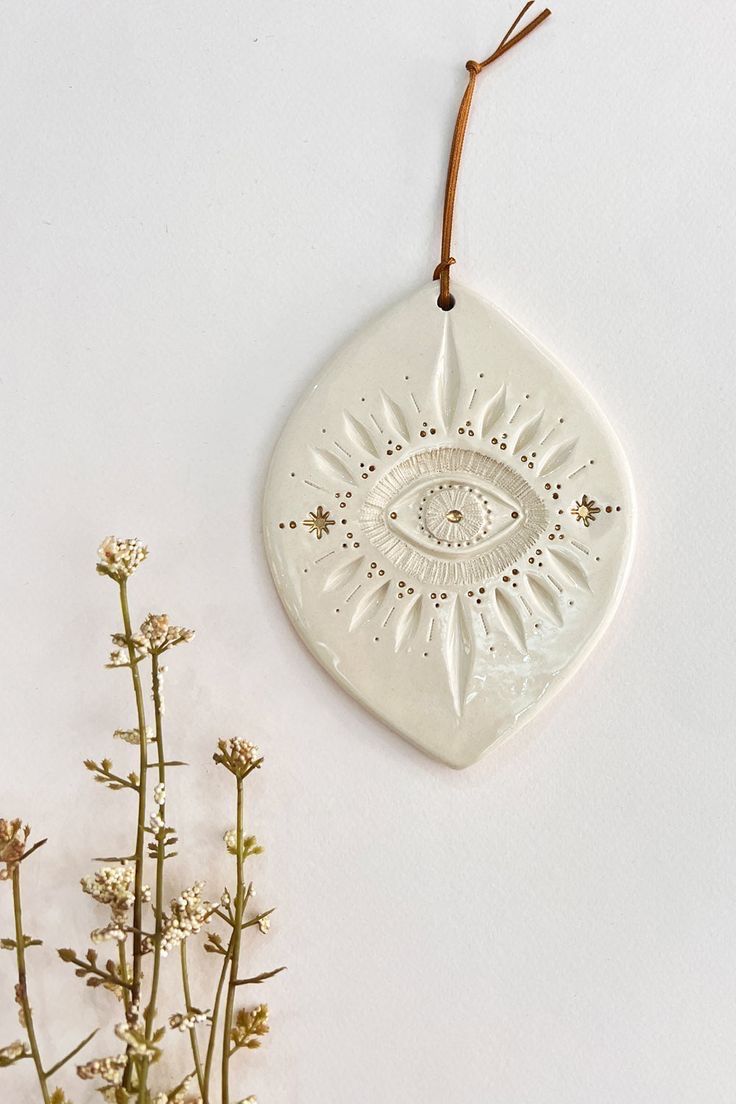 Te enseñaré a intervenir la superficie. Usaremos herramientas para crear marcas, relieves o dejarla lisa como la seda. Tú eliges si tu "refugio" es rugoso o suave.